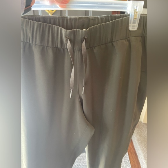 Lululemon On the Fly 7/8 Pants - Picture 2 of 8